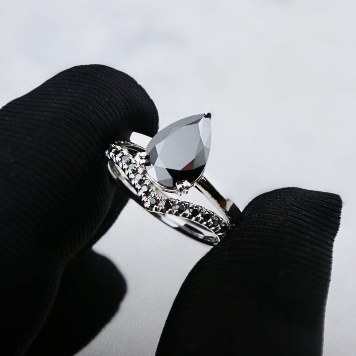 Bague ensemble d’alliances moissanites noires Mathieu Blanchard Ensemble d’alliances sur mesure avec moissanite noire poire - 2ct Mathieu Blanchard Joaillerie