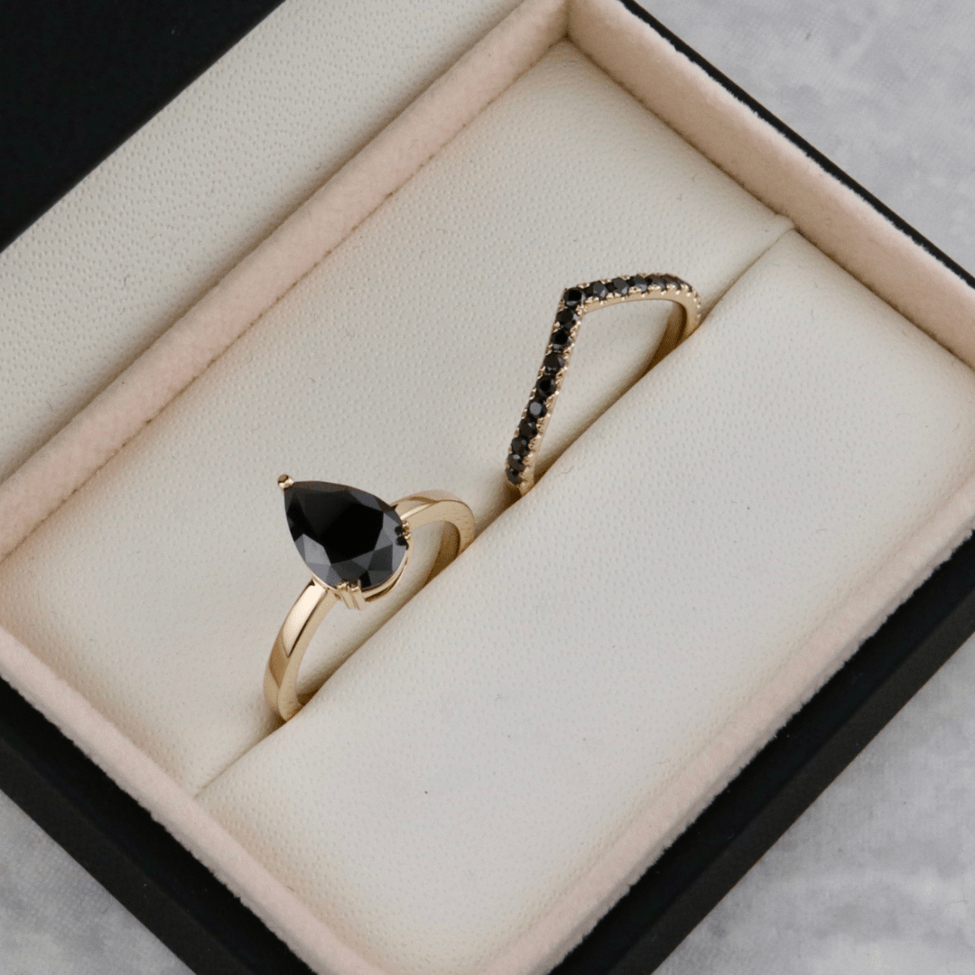 Bague ensemble d’alliances moissanites noires Mathieu Blanchard Ensemble d’alliances sur mesure avec moissanite noire poire - 2ct Mathieu Blanchard Joaillerie