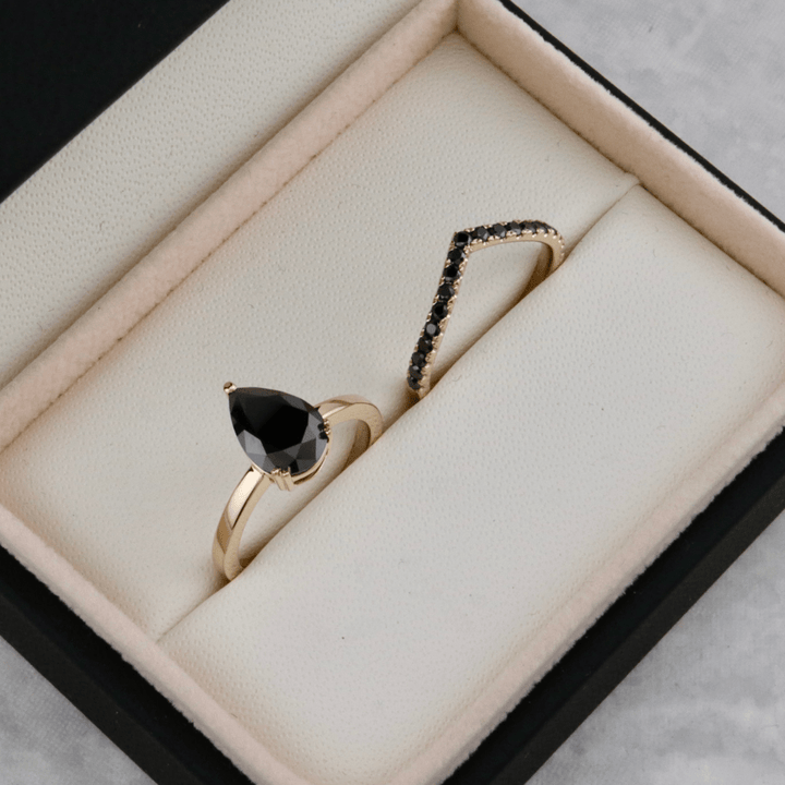Bague ensemble d’alliances moissanites noires Mathieu Blanchard Ensemble d’alliances sur mesure avec moissanite noire poire - 2ct Mathieu Blanchard Joaillerie