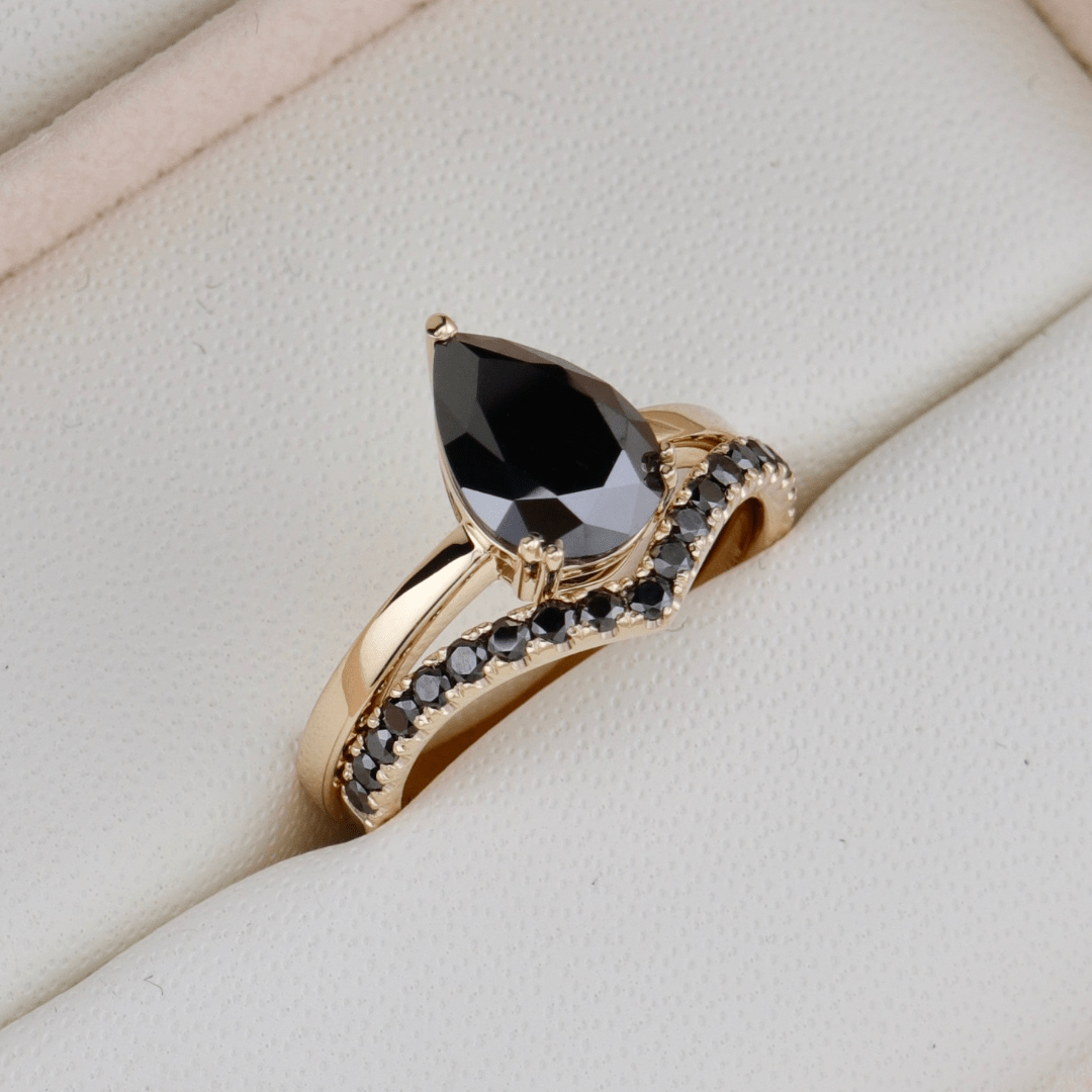 Bague ensemble d’alliances moissanites noires Mathieu Blanchard Ensemble d’alliances sur mesure avec moissanite noire poire - 2ct Mathieu Blanchard Joaillerie