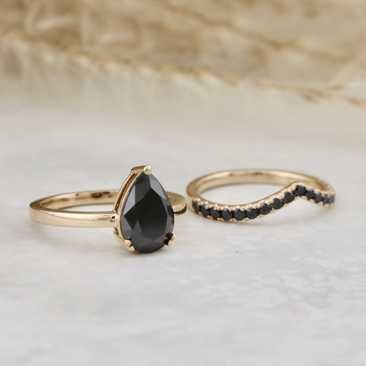 Bague ensemble d’alliances moissanites noires Mathieu Blanchard Ensemble d’alliances sur mesure avec moissanite noire poire - 2ct Mathieu Blanchard Joaillerie