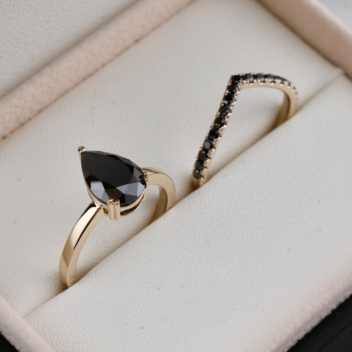 Bague ensemble d’alliances moissanites noires Mathieu Blanchard Ensemble d’alliances sur mesure avec moissanite noire poire - 2ct Mathieu Blanchard Joaillerie