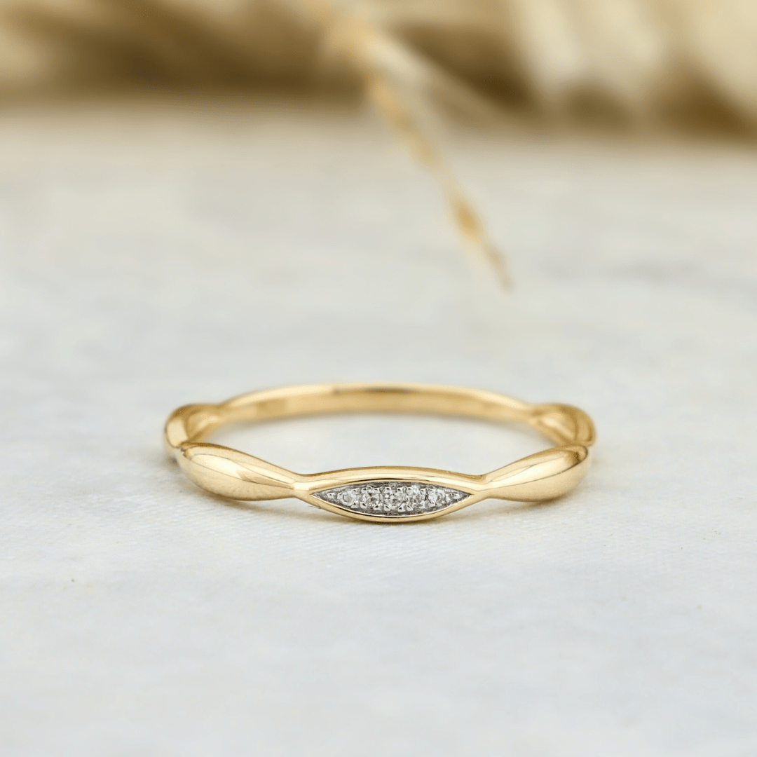 Bague et diamants en or jaune 10K - Bagues Bague minimaliste en or jaune 10K et diamants | Mathieu Blanchard Mathieu Blanchard Joaillerie