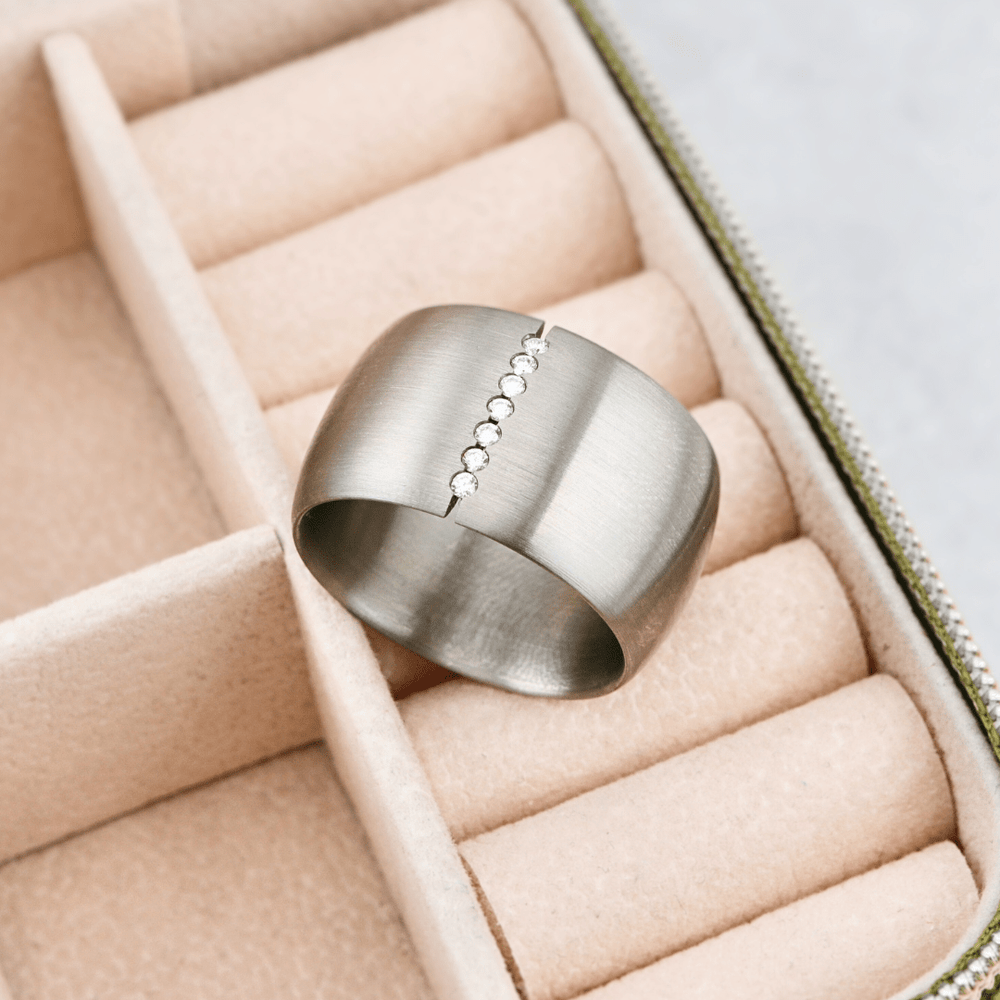 Bague, et diamants en titane Christine Dwane Bague large en titane et diamants 0,7 ctw | Christine Dwane x Mathieu Blanchard Joailliers Mathieu Blanchard Joaillerie