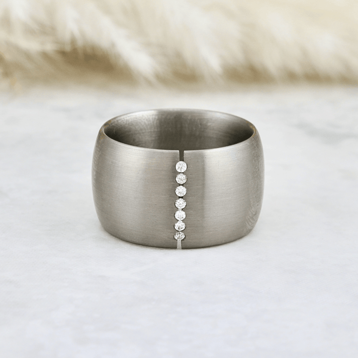 Bague, et diamants en titane Christine Dwane Bague large en titane et diamants 0,7 ctw | Christine Dwane x Mathieu Blanchard Joailliers Mathieu Blanchard Joaillerie