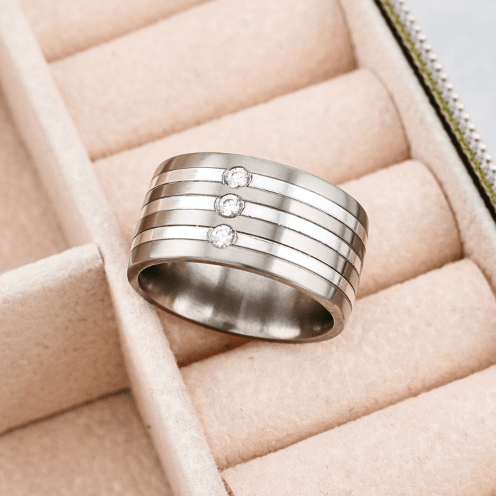 Bague, et diamants en titane Christine Dwane Jonc en argent, titane et diamants 0,09 ctw | Christine Dwane x Mathieu Blanchard Joailliers Mathieu Blanchard Joaillerie