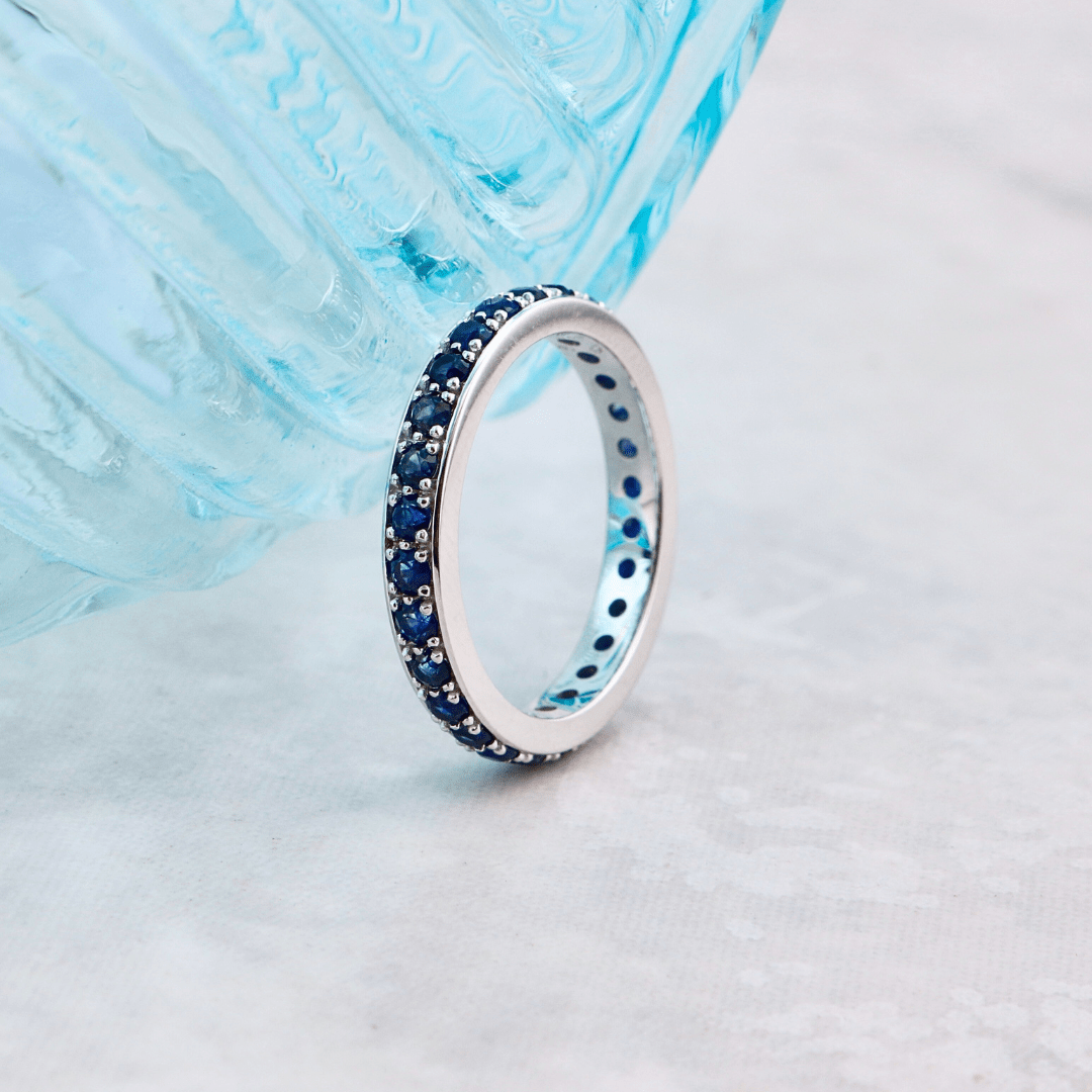 Bague Éternité et saphirs Mathieu Blanchard Bagues Jonc Éternité en or 14K - 18K ou platine et saphirs bleus | Mathieu Blanchard Joaillerie Mathieu Blanchard Joaillerie