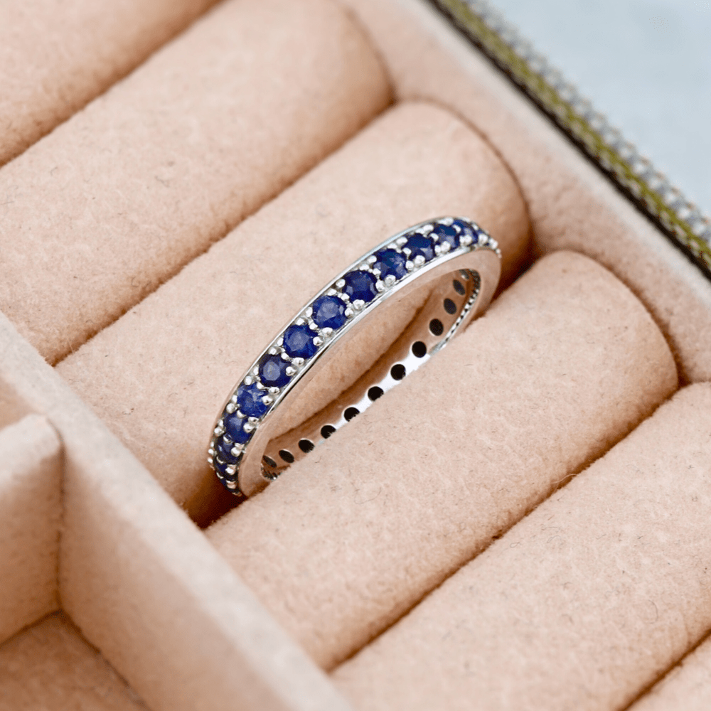 Bague Éternité et saphirs Mathieu Blanchard Bagues Jonc Éternité en or 14K - 18K ou platine et saphirs bleus | Mathieu Blanchard Joaillerie Mathieu Blanchard Joaillerie