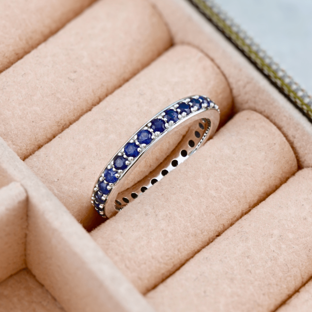 Bague Éternité et saphirs Mathieu Blanchard Bagues Jonc Éternité en or 14K - 18K ou platine et saphirs bleus | Mathieu Blanchard Joaillerie Mathieu Blanchard Joaillerie