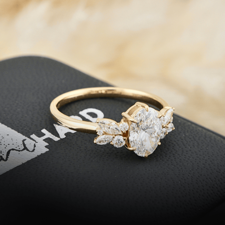 Bague Fancy et diamants Mathieu Blanchard Bagues Bague sur mesure Fancy | Diamant oval | Mathieu Blanchard Joaillerie Mathieu Blanchard Joaillerie