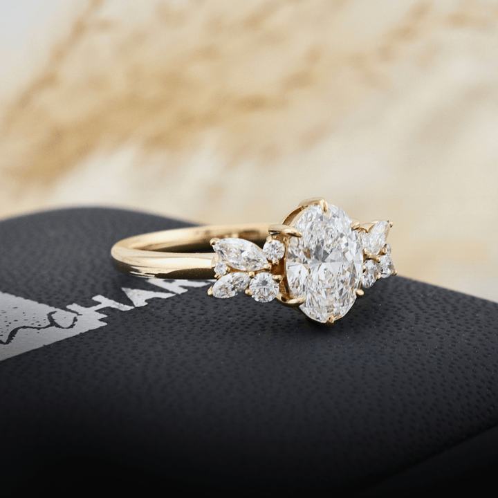 Bague Fancy et diamants Mathieu Blanchard Bagues Bague sur mesure Fancy | Diamant oval | Mathieu Blanchard Joaillerie Mathieu Blanchard Joaillerie