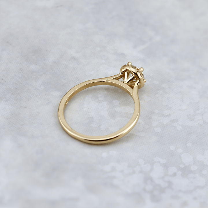 Bague Halo Classique et diamants 0,6 ctw Mathieu Blanchard Bagues Bagues de fiançailles modernes Halo Diamant rond 0,60 ctw | Mathieu Blanchard Mathieu Blanchard Joaillerie