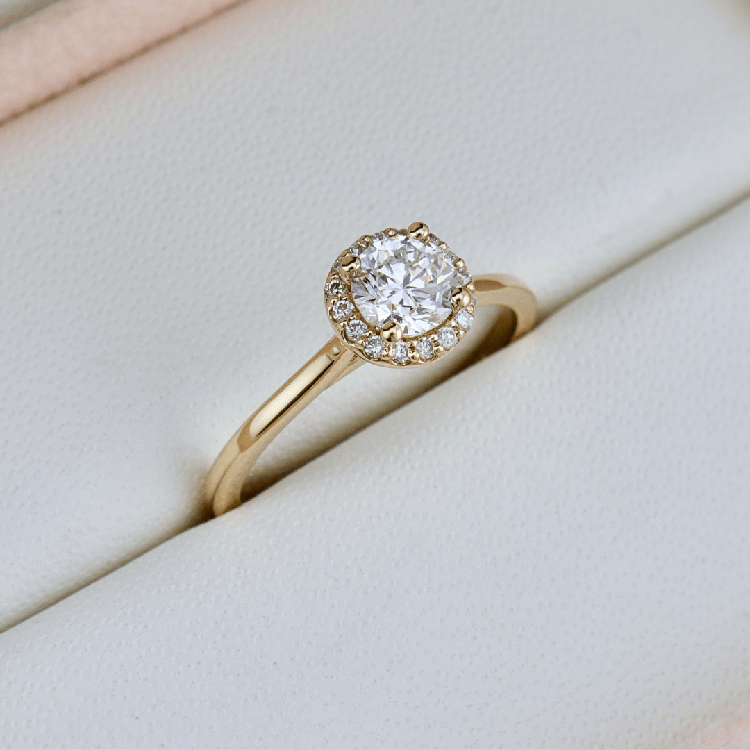 Bague Halo Classique et diamants 0,6 ctw Mathieu Blanchard Bagues Bagues de fiançailles modernes Halo Diamant rond 0,60 ctw | Mathieu Blanchard Mathieu Blanchard Joaillerie