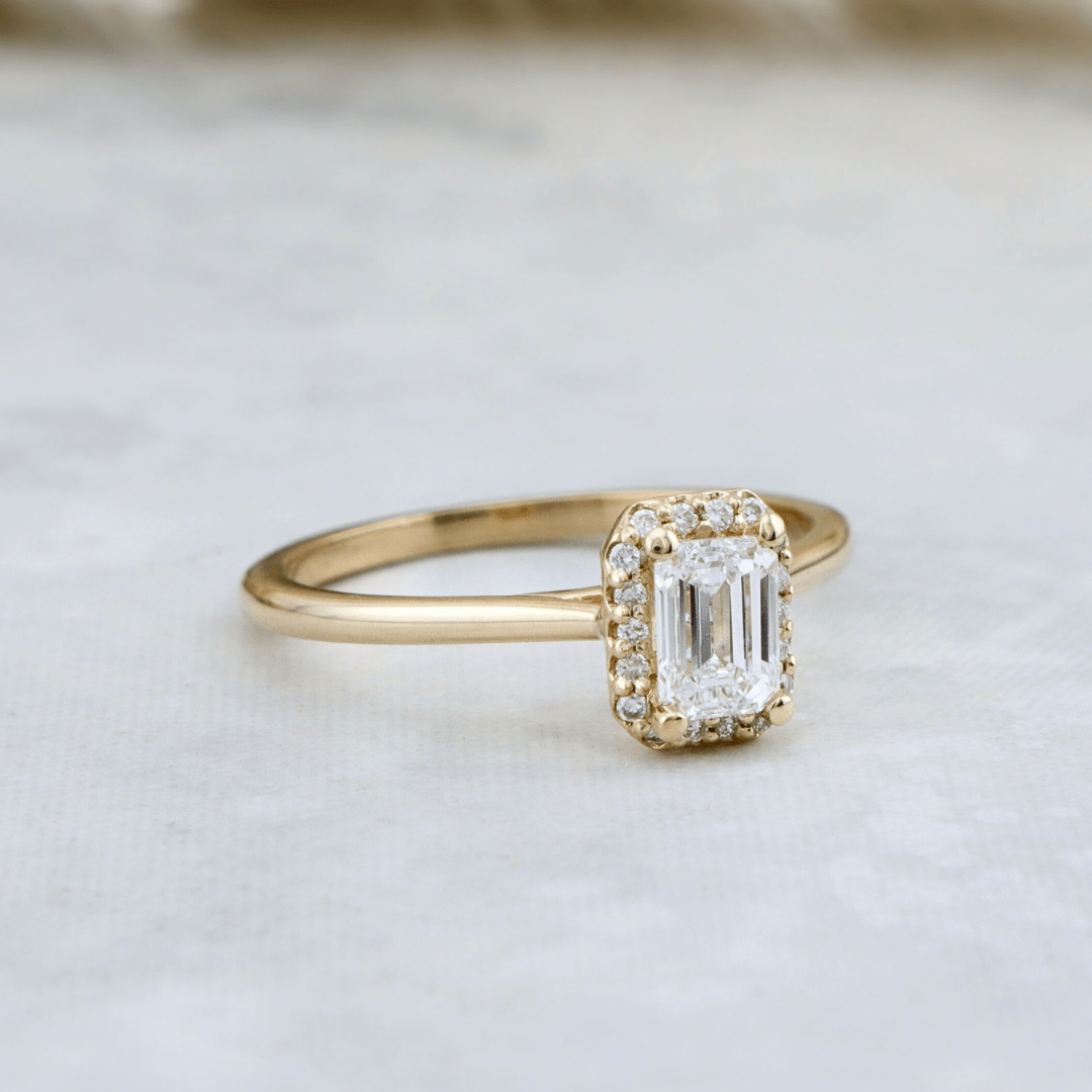Bague Halo Émeraude et diamants 0,6 ctw Mathieu Blanchard Bagues Bagues de fiançailles modernes Halo Diamant Émeraude 0,60 ctw | Mathieu Blanchard Mathieu Blanchard Joaillerie
