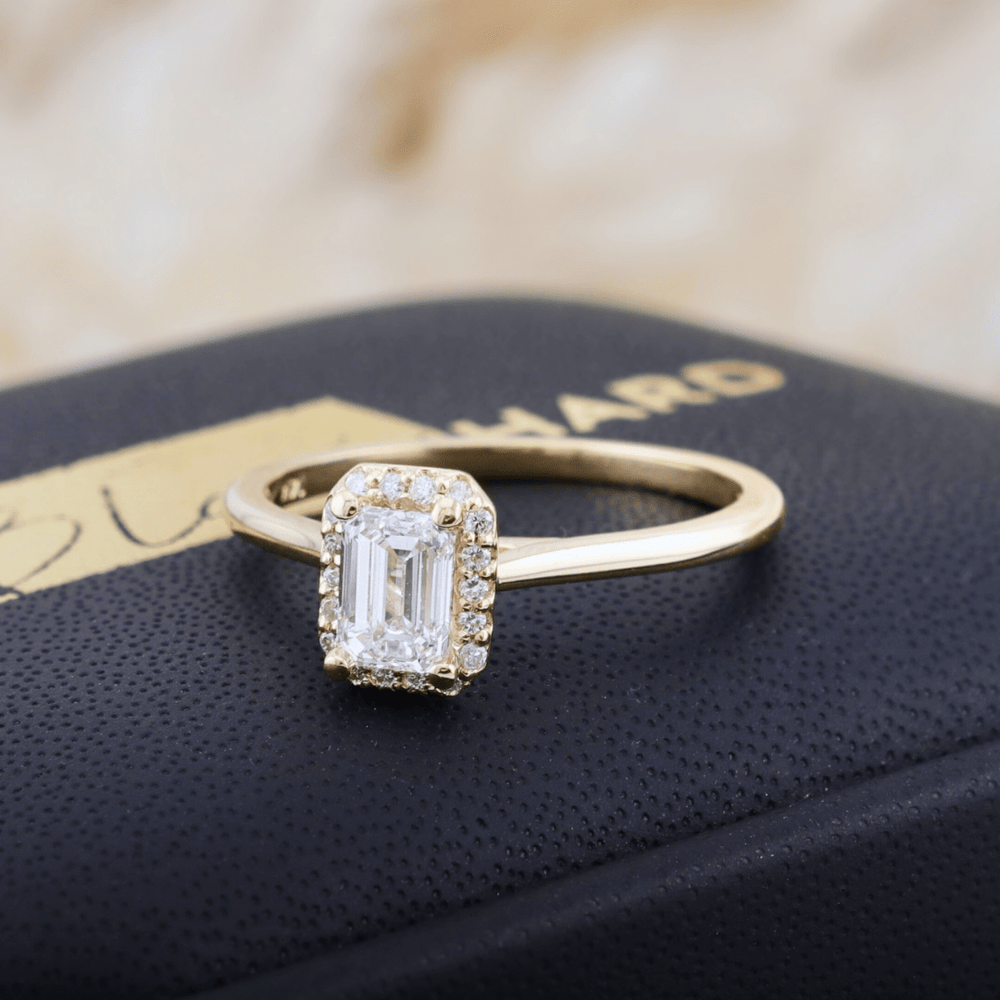 Bague Halo Émeraude et diamants 0,6 ctw Mathieu Blanchard Bagues Bagues de fiançailles modernes Halo Diamant Émeraude 0,60 ctw | Mathieu Blanchard Mathieu Blanchard Joaillerie
