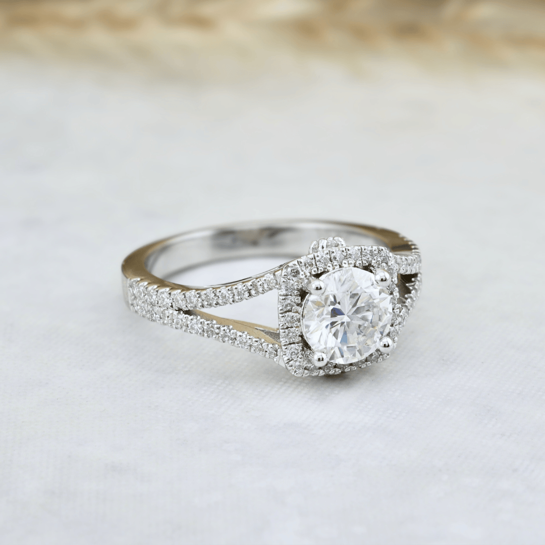 Bague Halo ou et moissanites Mathieu Blanchard Bague en Argent Sterling et Moissanites – Halo Éclatant | Mathieu Blanchard Joaillerie Mathieu Blanchard Joaillerie