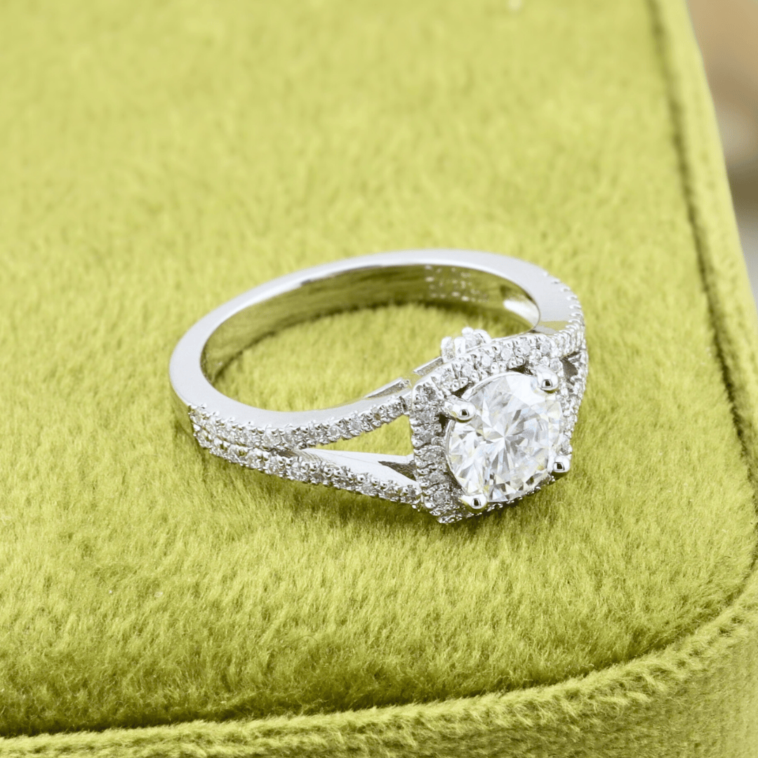 Bague Halo ou et moissanites Mathieu Blanchard Bague en Argent Sterling et Moissanites – Halo Éclatant | Mathieu Blanchard Joaillerie Mathieu Blanchard Joaillerie