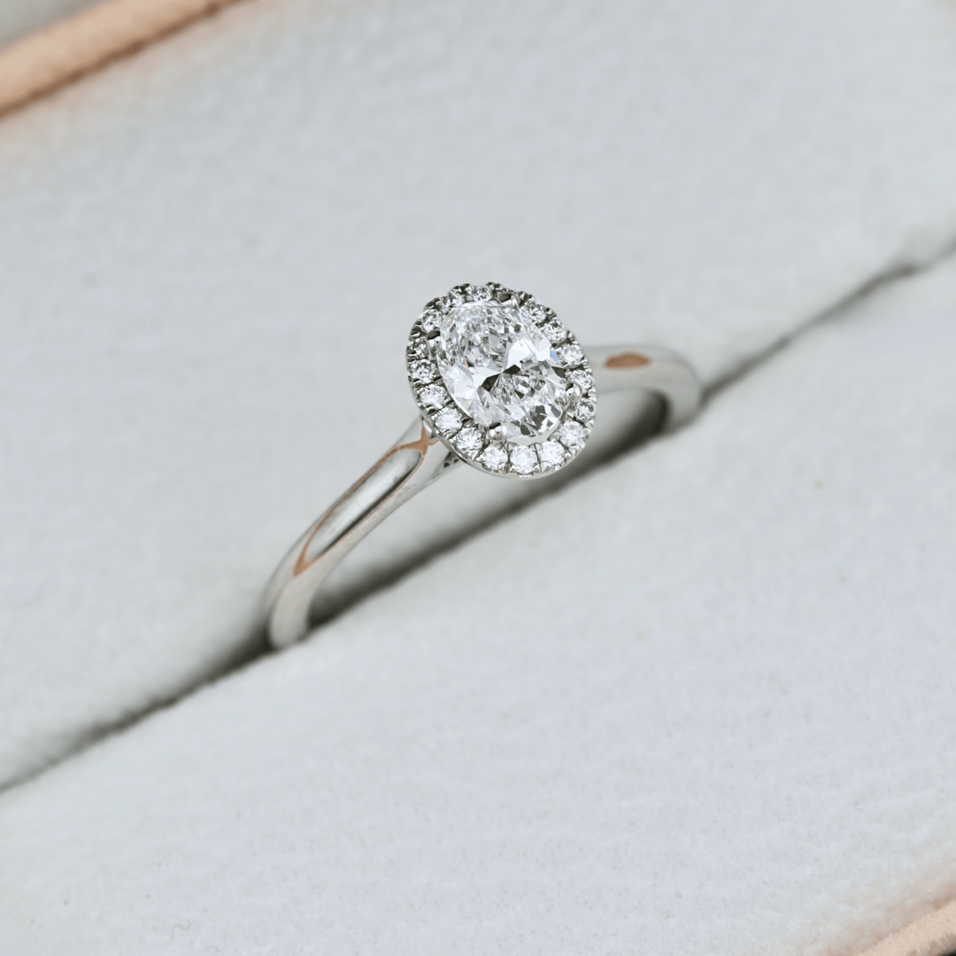 Bague Halo Oval et diamants 0,6 ctw Mathieu Blanchard Bagues Bagues de fiançailles modernes Halo Diamant Émeraude 0,60 ctw | Mathieu Blanchard Mathieu Blanchard Joaillerie