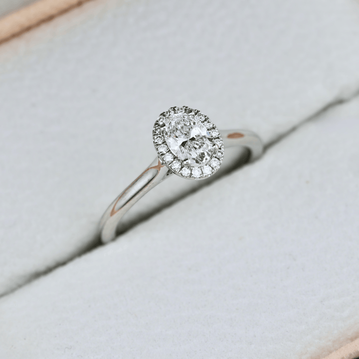 Bague Halo Oval et diamants 0,6 ctw Mathieu Blanchard Bagues Bagues de fiançailles modernes Halo Diamant Émeraude 0,60 ctw | Mathieu Blanchard Mathieu Blanchard Joaillerie