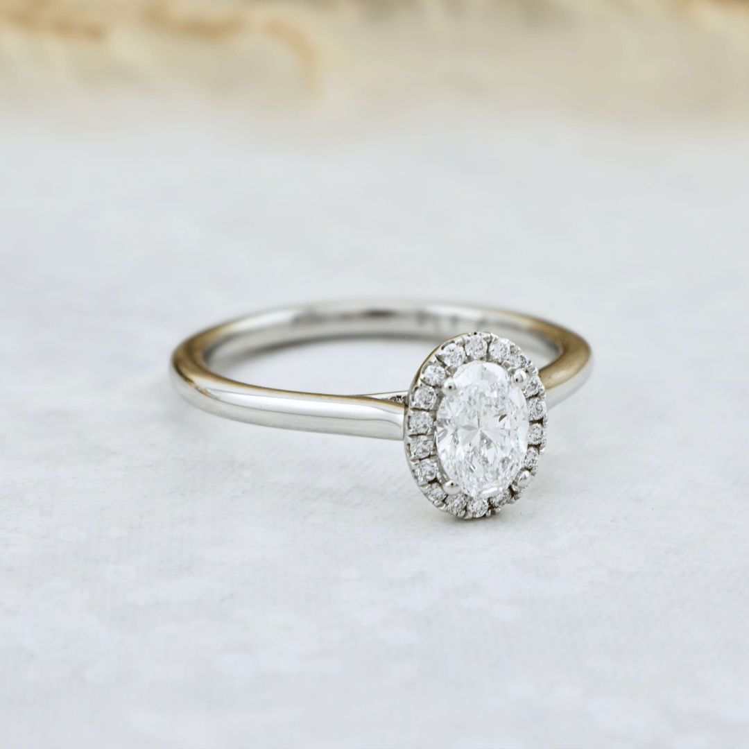 Bague Halo Oval et diamants 0,6 ctw Mathieu Blanchard Bagues Bagues de fiançailles modernes Halo Diamant Émeraude 0,60 ctw | Mathieu Blanchard Mathieu Blanchard Joaillerie