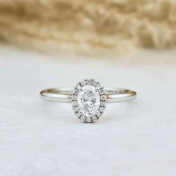 Bague Halo Oval et diamants 0,6 ctw Mathieu Blanchard Bagues Bagues de fiançailles modernes Halo Diamant Émeraude 0,60 ctw | Mathieu Blanchard Mathieu Blanchard Joaillerie