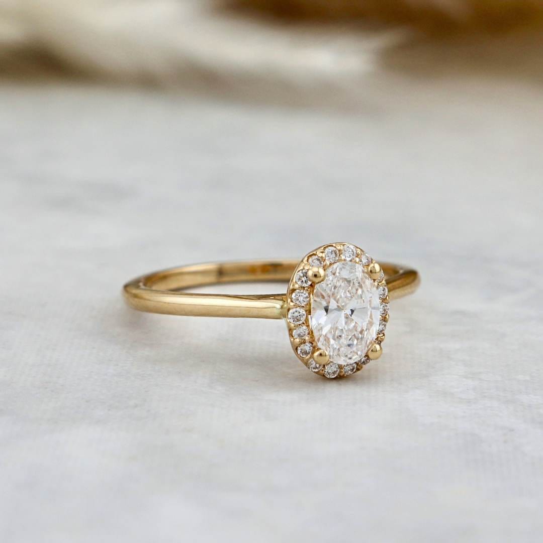 Bague Halo Oval et diamants 0,6 ctw Mathieu Blanchard Bagues Bagues de fiançailles modernes Halo Diamant Émeraude 0,60 ctw | Mathieu Blanchard Mathieu Blanchard Joaillerie