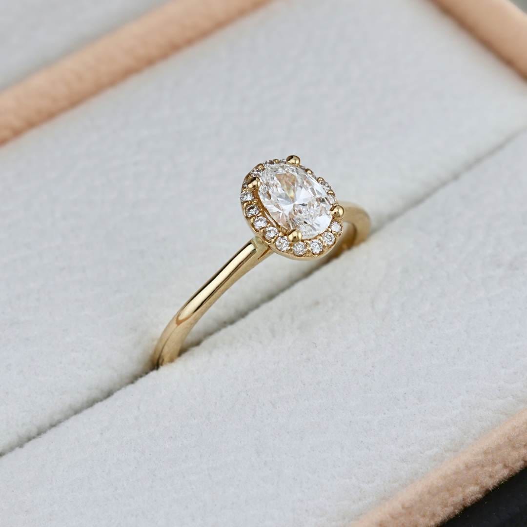 Bague Halo Oval et diamants 0,6 ctw Mathieu Blanchard Bagues Bagues de fiançailles modernes Halo Diamant Émeraude 0,60 ctw | Mathieu Blanchard Mathieu Blanchard Joaillerie