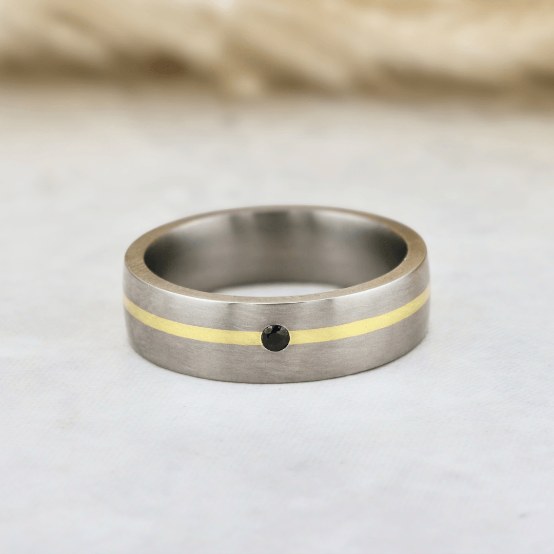 Christine Dwane Bague Horizon en or vert 20K, titane et saphir