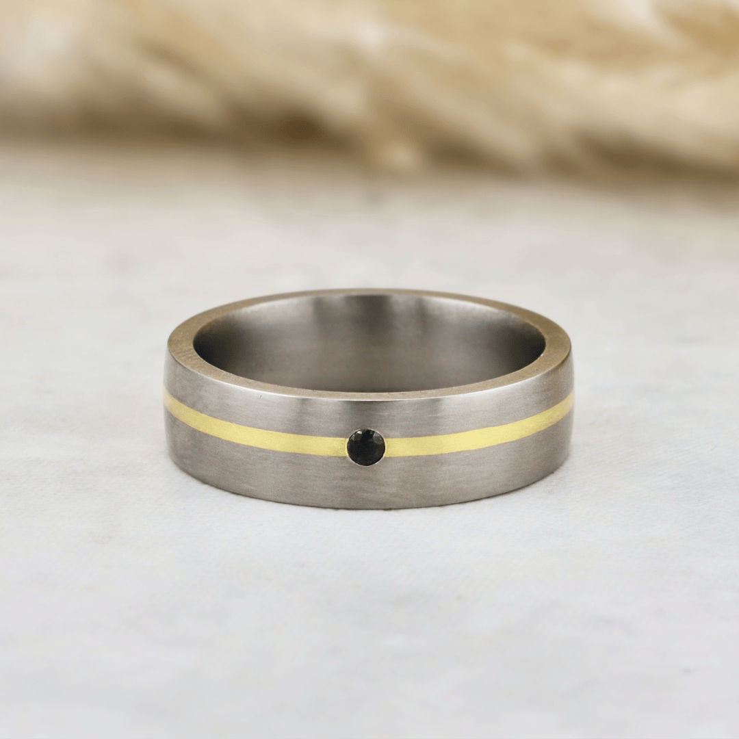 Christine Dwane Bague Horizon en or vert 20K, titane et saphir