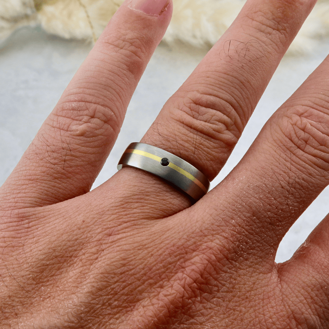 Christine Dwane Bague Horizon en or vert 20K, titane et saphir