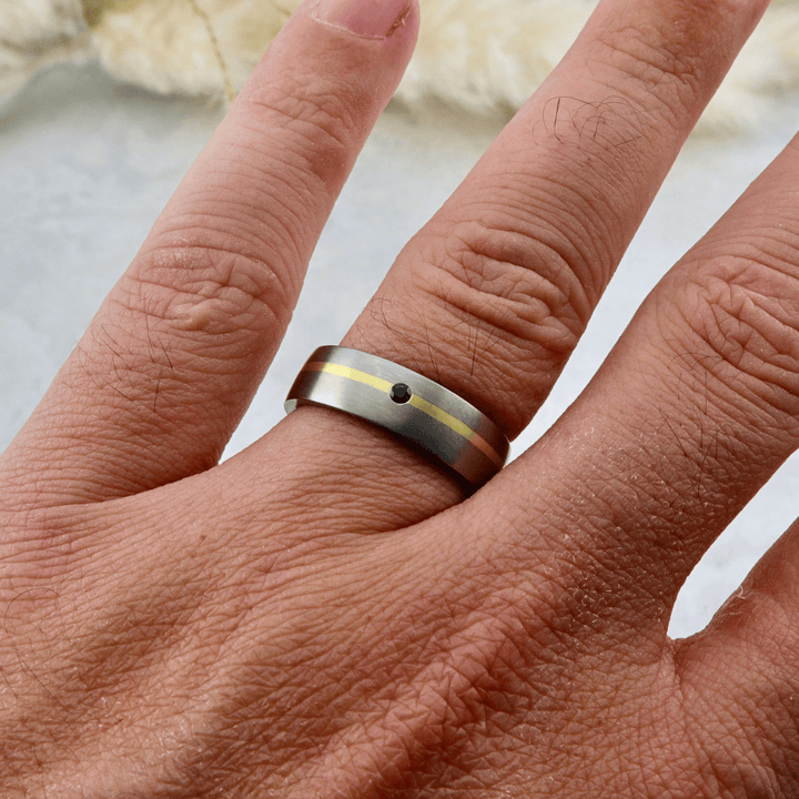 Christine Dwane Bague Horizon en or vert 20K, titane et saphir