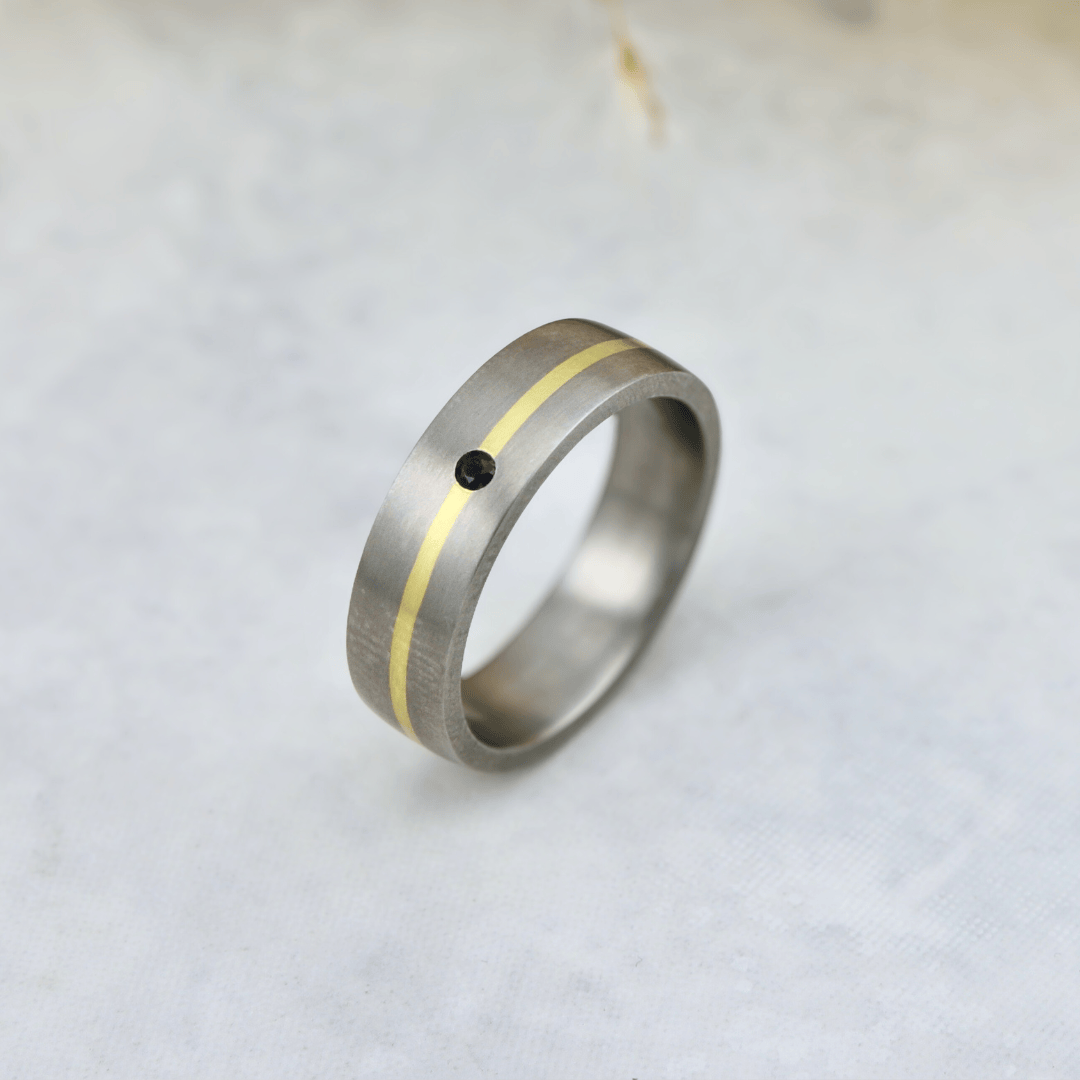 Bague Horizon Saphir en titane et or vert 20K Christine Dwane Jonc sur mesure en or 20K, titane et saphir noir | Mathieu Blanchard Mathieu Blanchard Joaillerie