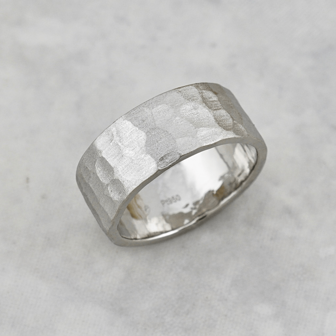 Bague jonc martelée brossée Mathieu Blanchard Jonc en platine martelé et brossé  | Mathieu Blanchard Mathieu Blanchard Joaillerie
