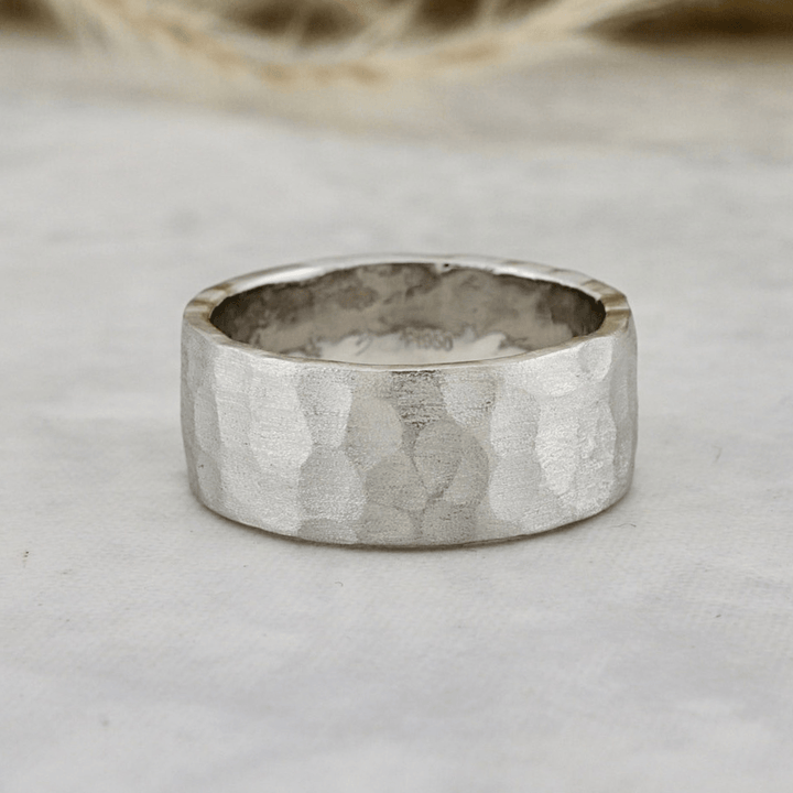 Bague jonc martelée brossée Mathieu Blanchard Jonc en platine martelé et brossé  | Mathieu Blanchard Mathieu Blanchard Joaillerie