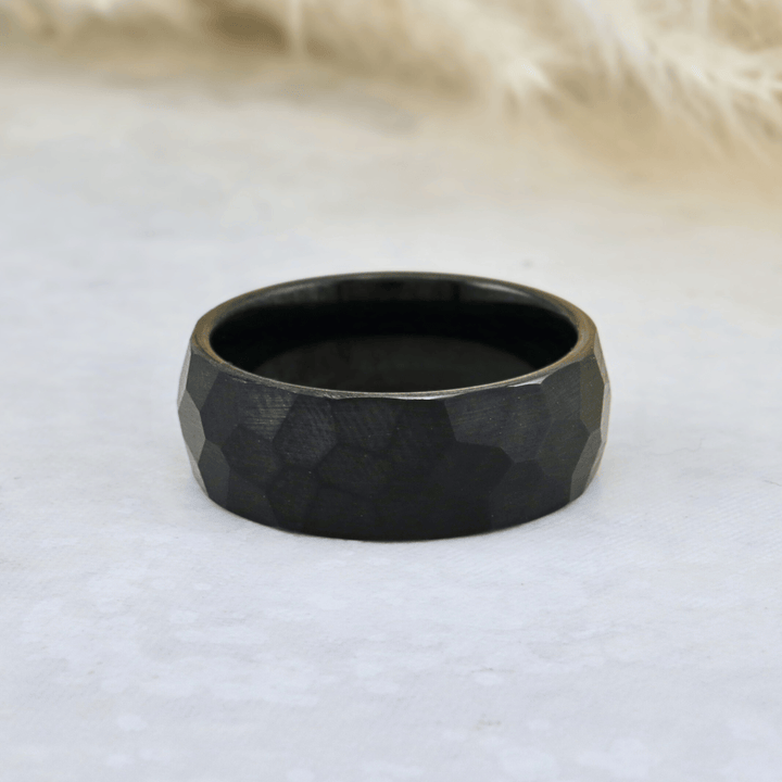 Bague martelée facetté en tungstène Roadtripmadewood Bagues Bague facetté en tungstène noir | Mathieu Blanchard® Mathieu Blanchard Joaillerie