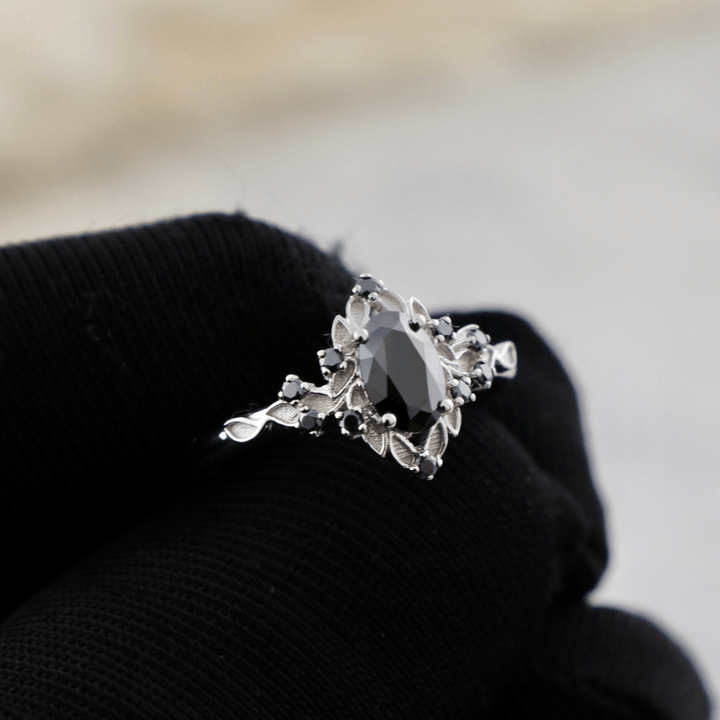 Bague Moissanites noires Mathieu Blanchard Bague de Fiançailles Florale en moissanites noires | Mathieu Blanchard Mathieu Blanchard Joaillerie