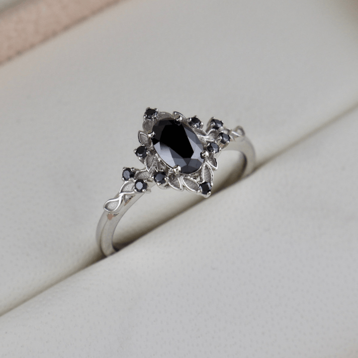 Bague Moissanites noires Mathieu Blanchard Bague de Fiançailles Florale en moissanites noires | Mathieu Blanchard Mathieu Blanchard Joaillerie