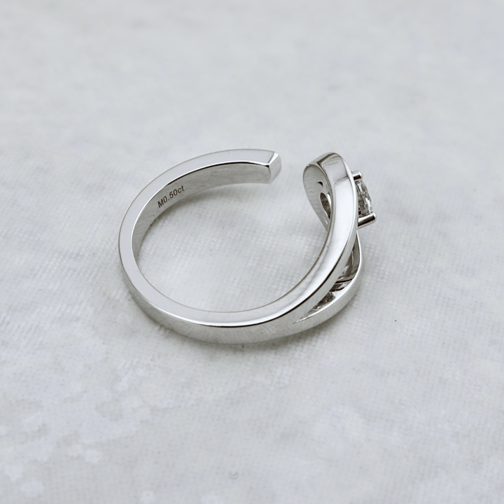 Bague Naïa et moissanite en argent sterling Mathieu Blanchard Bague Naïa en argent sterling et moissanite 5mm | Mathieu Blanchard Mathieu Blanchard Joaillerie