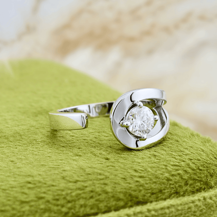 Bague Naïa et moissanite en argent sterling Mathieu Blanchard Bague Naïa en argent sterling et moissanite 5mm | Mathieu Blanchard Mathieu Blanchard Joaillerie