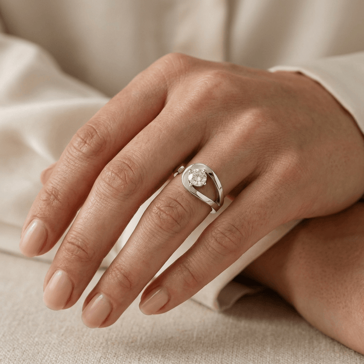 Bague Naïa et moissanite en argent sterling Mathieu Blanchard Bague Naïa en argent sterling et moissanite 5mm | Mathieu Blanchard Mathieu Blanchard Joaillerie