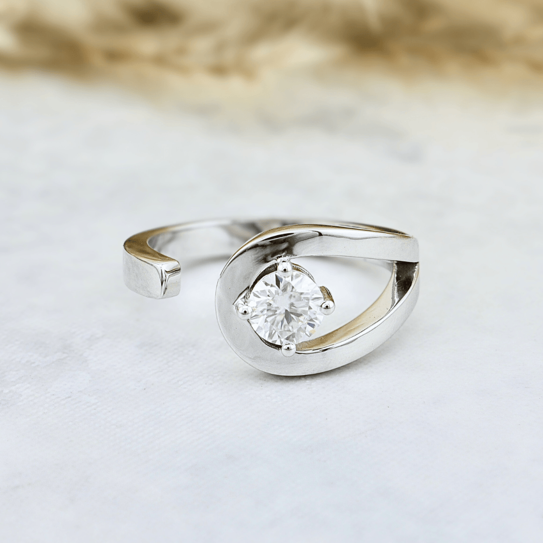 Bague Naïa et moissanite en argent sterling Mathieu Blanchard Bague Naïa en argent sterling et moissanite 5mm | Mathieu Blanchard Mathieu Blanchard Joaillerie