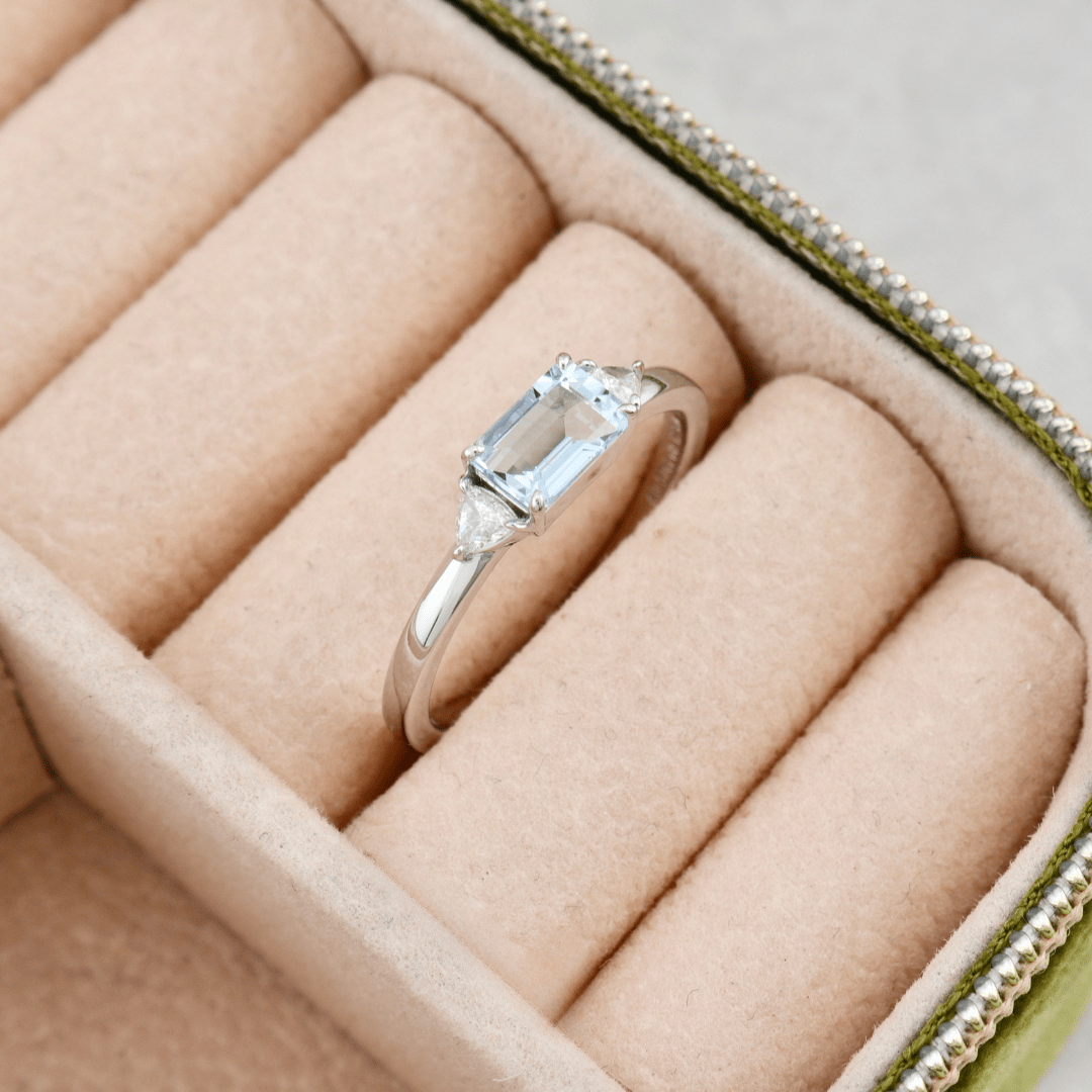 Bague Prisme, aigue marine et diamants Mathieu Blanchard Bagues Bague Prisme en or avec aigue-marine taille émeraude et diamants Trillion | Mathieu Blanchard Mathieu Blanchard Joaillerie