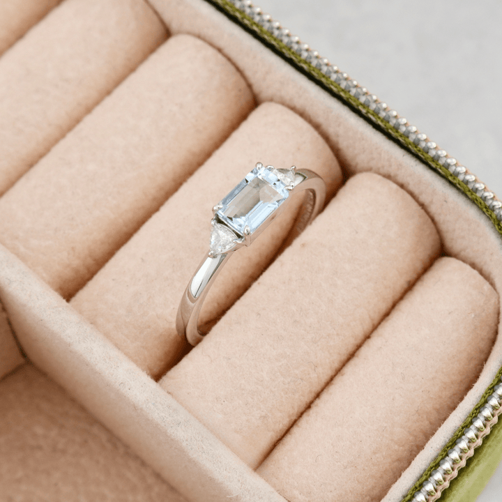 Bague Prisme, aigue marine et diamants Mathieu Blanchard Bagues Bague Prisme en or avec aigue-marine taille émeraude et diamants Trillion | Mathieu Blanchard Mathieu Blanchard Joaillerie