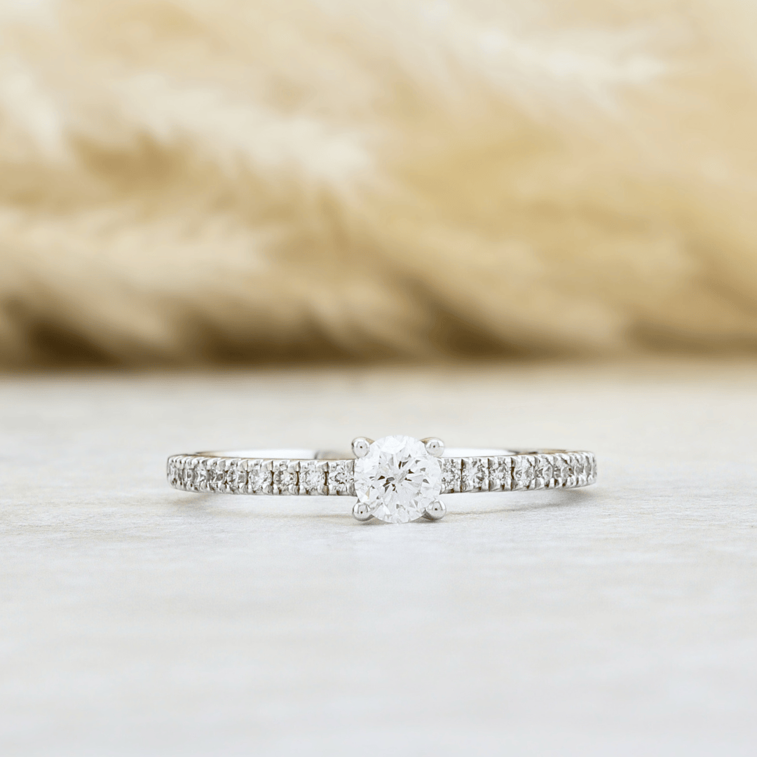 Bague Rebecca Diamants 0.39ctw Mathieu Blanchard Bagues Solitaire diamant avec pavé 0,39ctw  – Joaillerie sur mesure | Mathieu Blanchard Mathieu Blanchard Joaillerie
