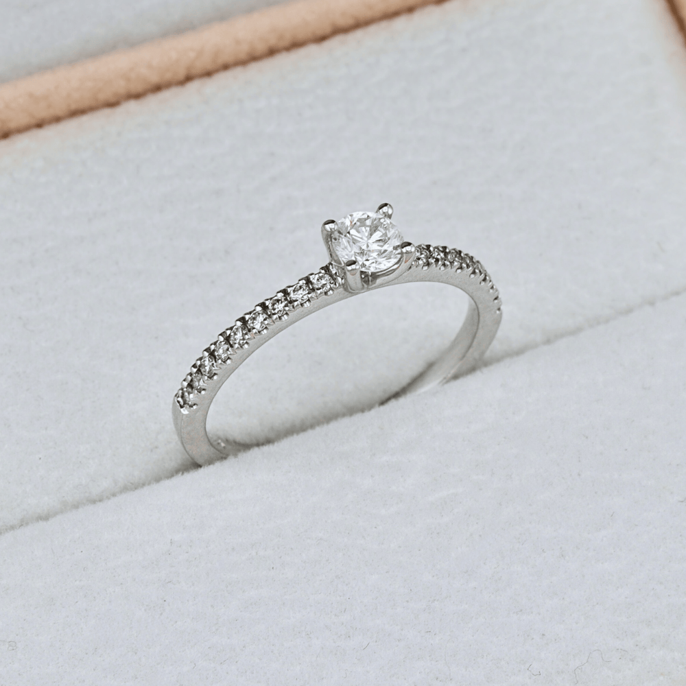 Bague Rebecca Diamants 0.39ctw Mathieu Blanchard Bagues Solitaire diamant avec pavé 0,39ctw  – Joaillerie sur mesure | Mathieu Blanchard Mathieu Blanchard Joaillerie