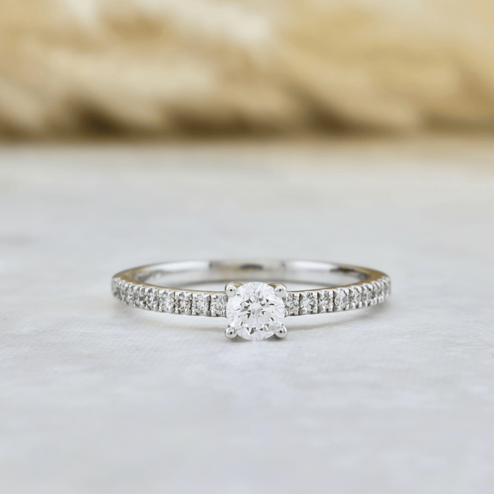 Bague Rebecca Diamants 0.39ctw Mathieu Blanchard Bagues Solitaire diamant avec pavé 0,39ctw  – Joaillerie sur mesure | Mathieu Blanchard Mathieu Blanchard Joaillerie