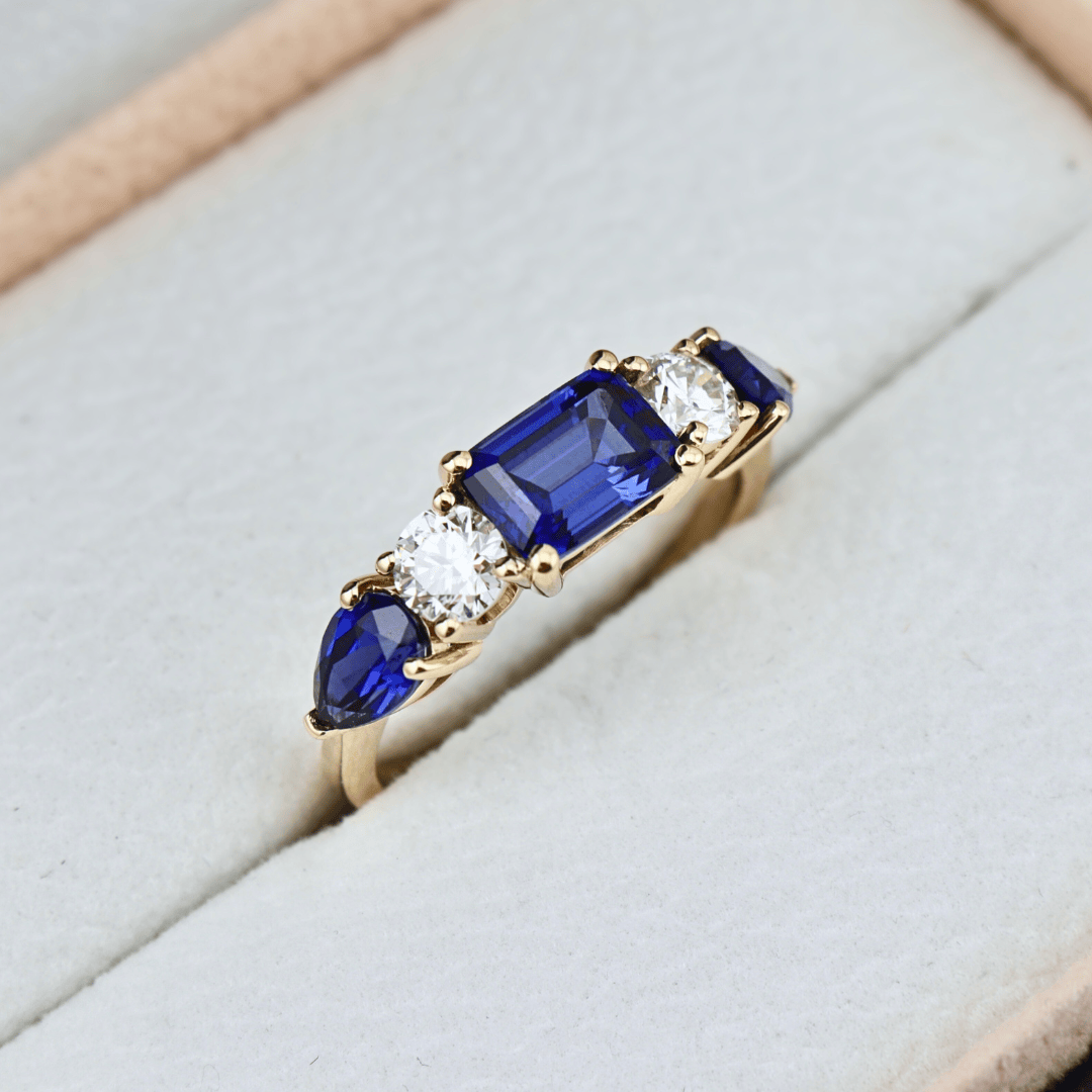 Bague, saphirs et diamants Mathieu Blanchard Bague saphir taille émeraude &amp; diamants | Mathieu Blanchard Joaillerie Mathieu Blanchard Joaillerie