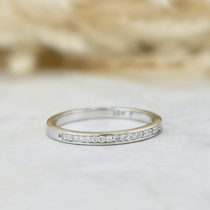Bague Semi-éternité diamants 1mm Mathieu Blanchard Bagues Jonc de contour en or et diamants naturels 1 mm – Alliance femme | Mathieu Blanchard Joaillerie Mathieu Blanchard Joaillerie