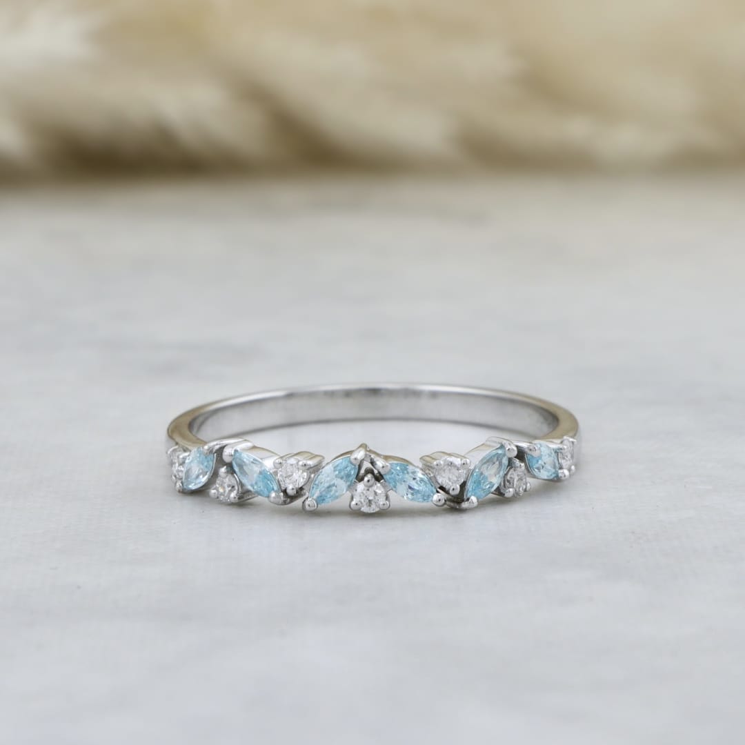 Bague semi-éternité Marquise diamants et Topaze bleue Mathieu Blanchard Bagues Jonc semi-éternité Marquise en or 14K, diamants et aigues-marines | Mathieu Blanchard Mathieu Blanchard Joaillerie
