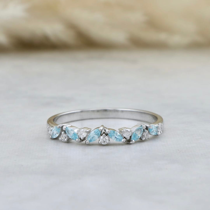 Bague semi-éternité Marquise diamants et Topaze bleue Mathieu Blanchard Bagues Jonc semi-éternité Marquise en or 14K, diamants et aigues-marines | Mathieu Blanchard Mathieu Blanchard Joaillerie